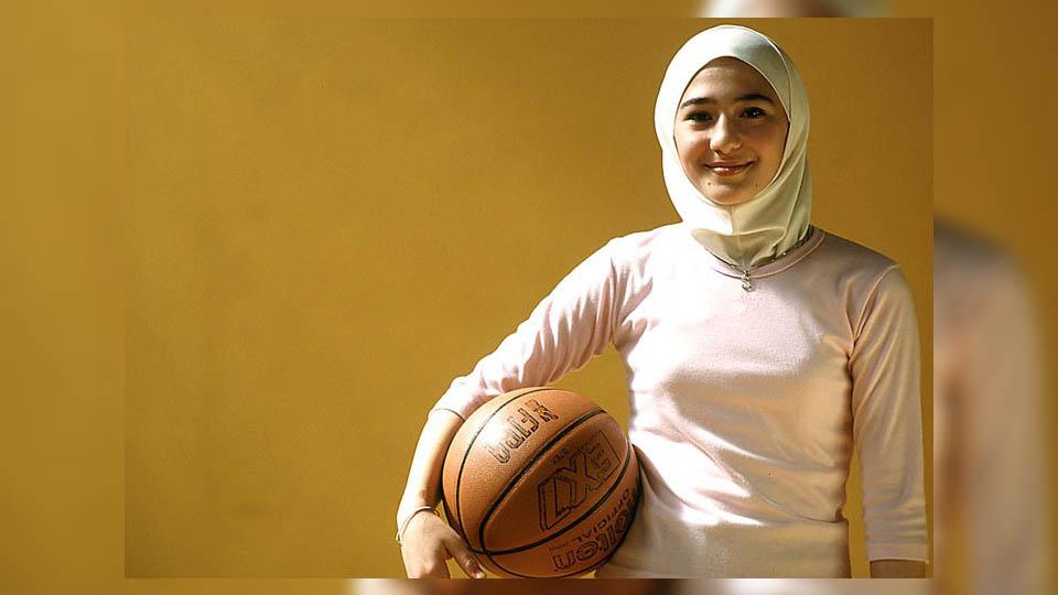 Raisa Aribatul Hamidah salah satu pebasket Indonesia yang menggunakan hijab. - INDOSPORT